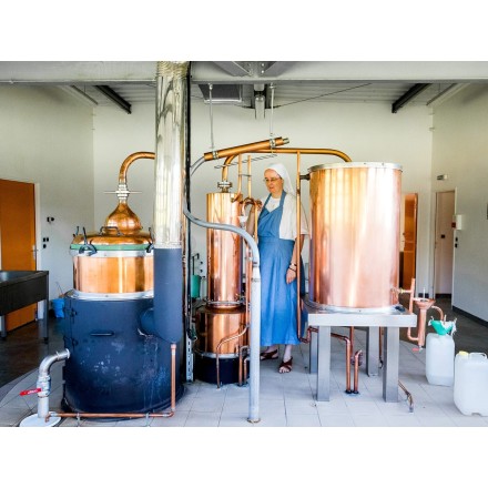 Fabrication artisanale de l'Eau d'Émeraude par les Bénédictines du Monastère Notre-Dame