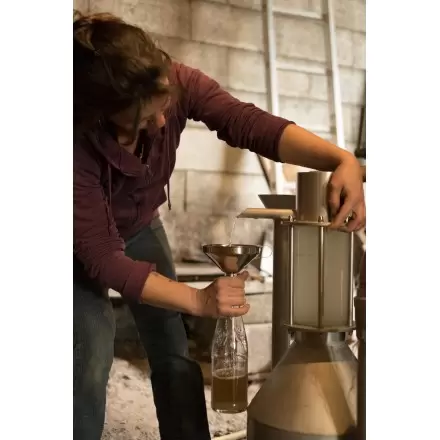 Distillation artisanale à la vapeur des plantes bio par Élodie - Élo'Distille