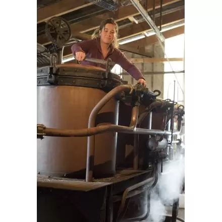 Distillation artisanale à la vapeur des plantes bio par Élodie - Élo'Distille
