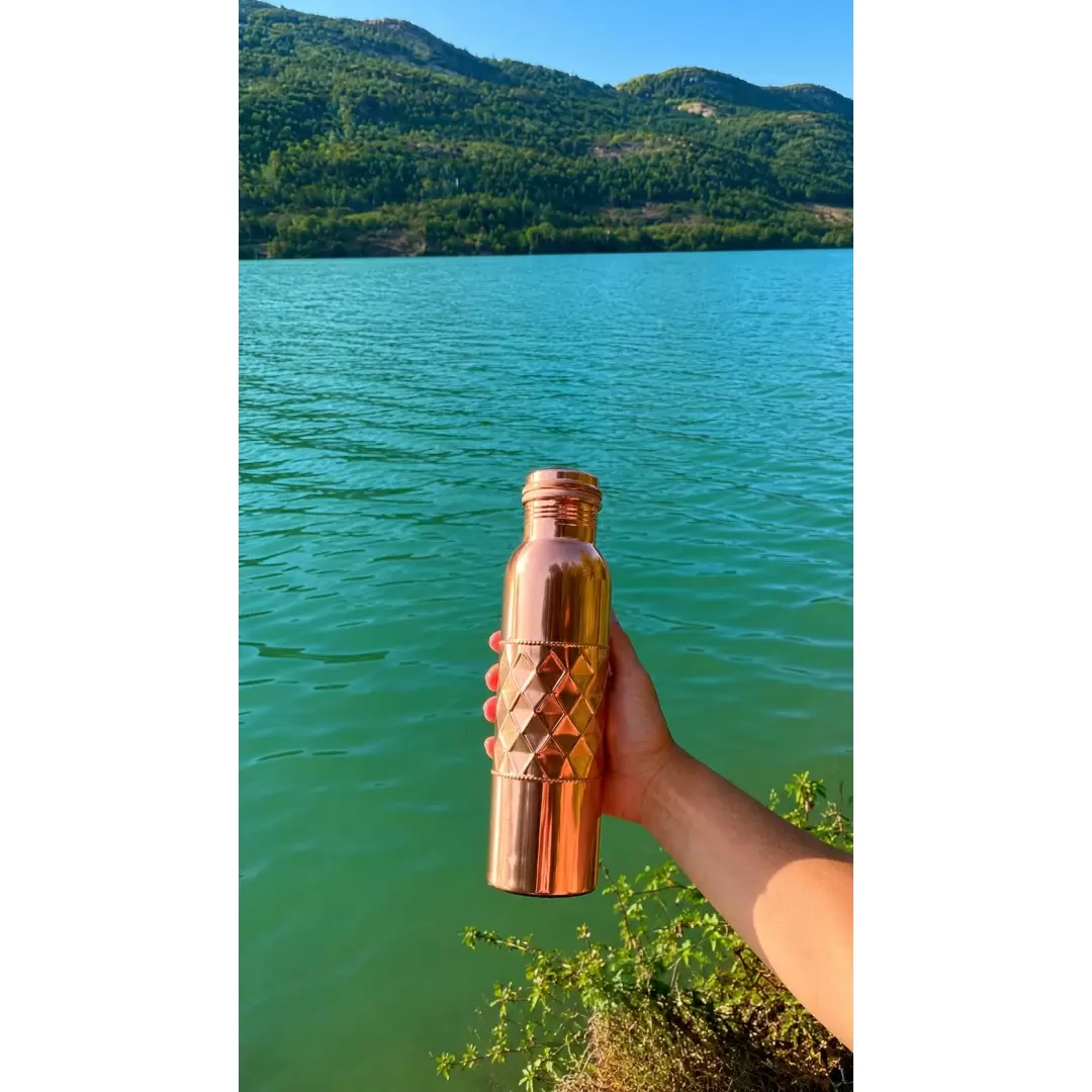 Gourde cuivre relief géométrique 950ml – Bouteille ayurvédique
