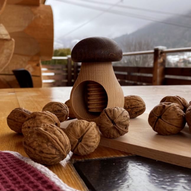 Casse-noix et casse-noisette en bois fabriqués artisanalement dans le Jura