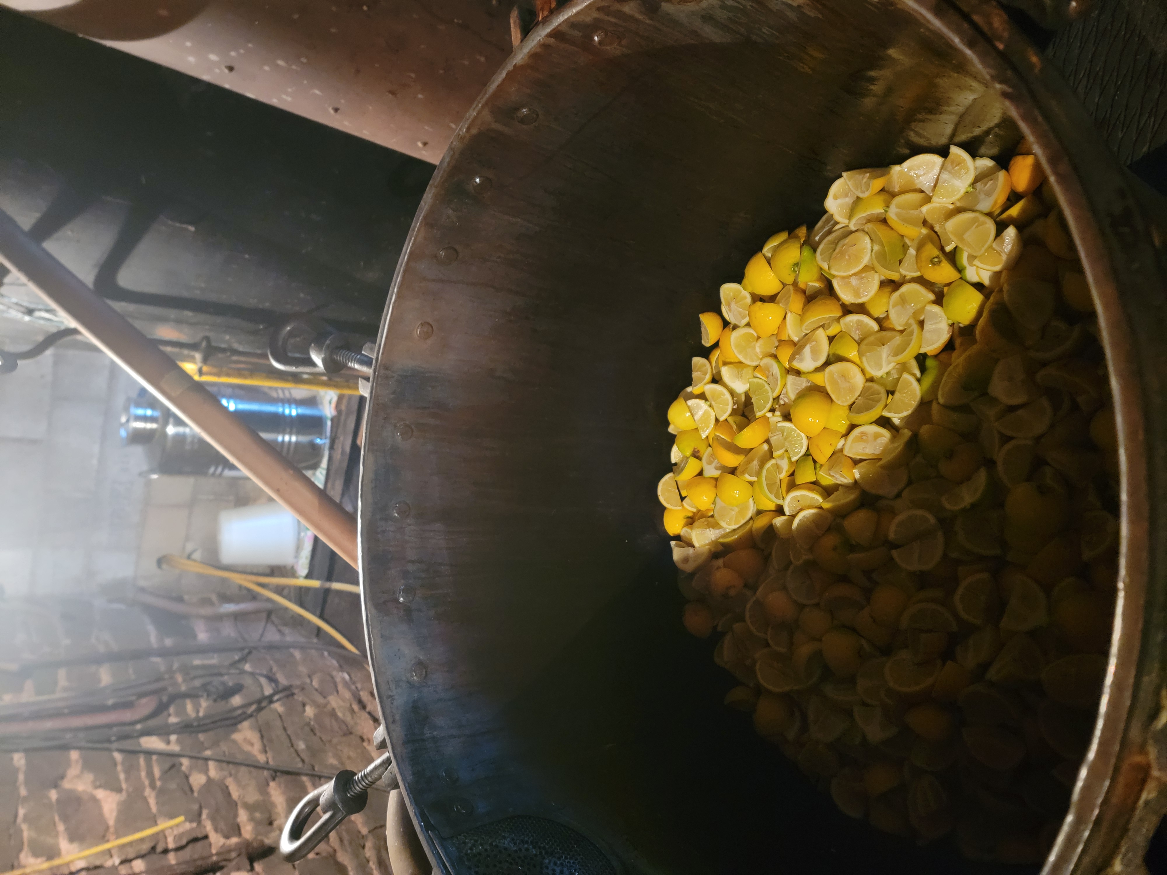 Distillation artisanale du citron bio par Élo'Distille