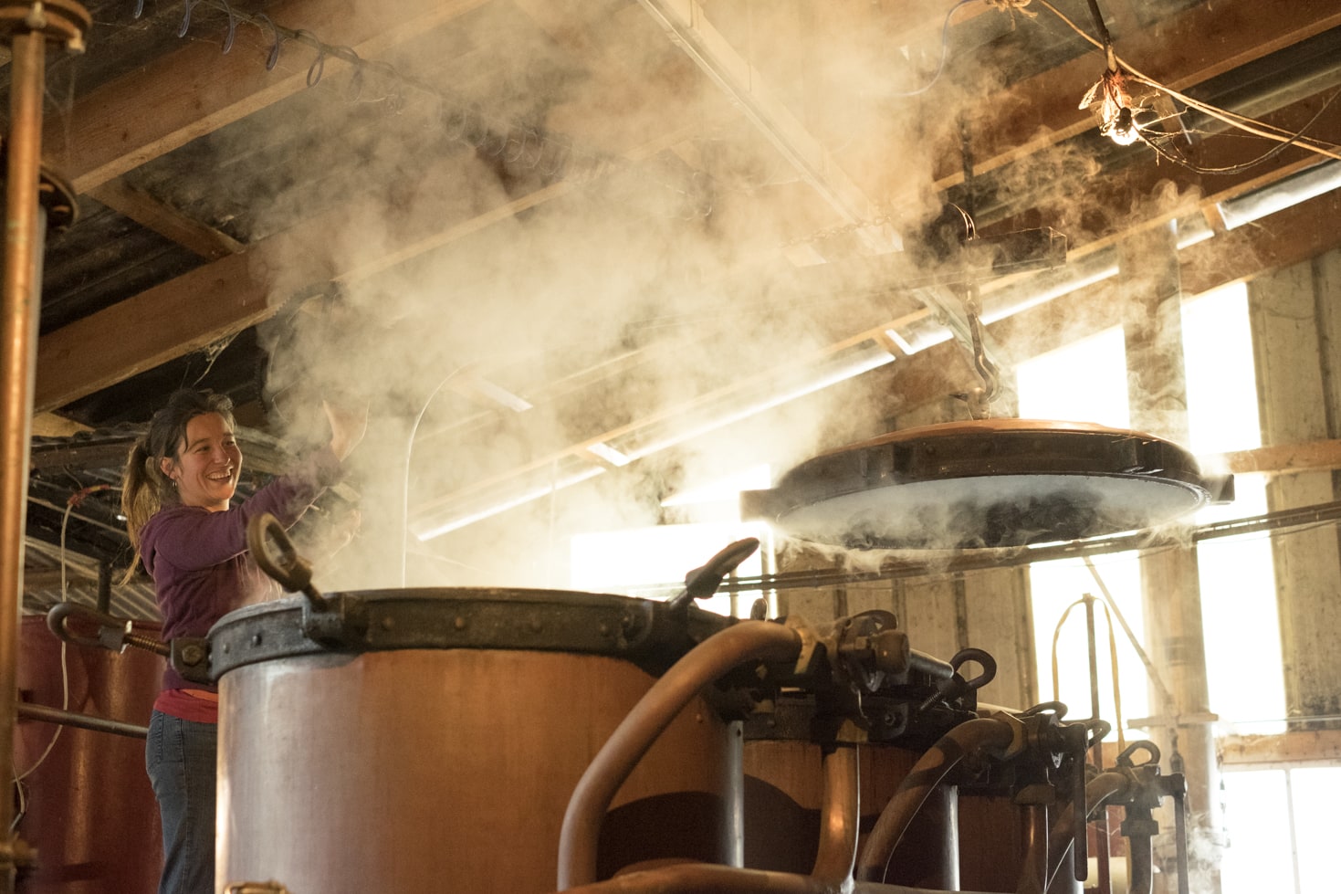 Distillation artisanale des huiles essentielles bio par Élodie dans son alambic en cuivre