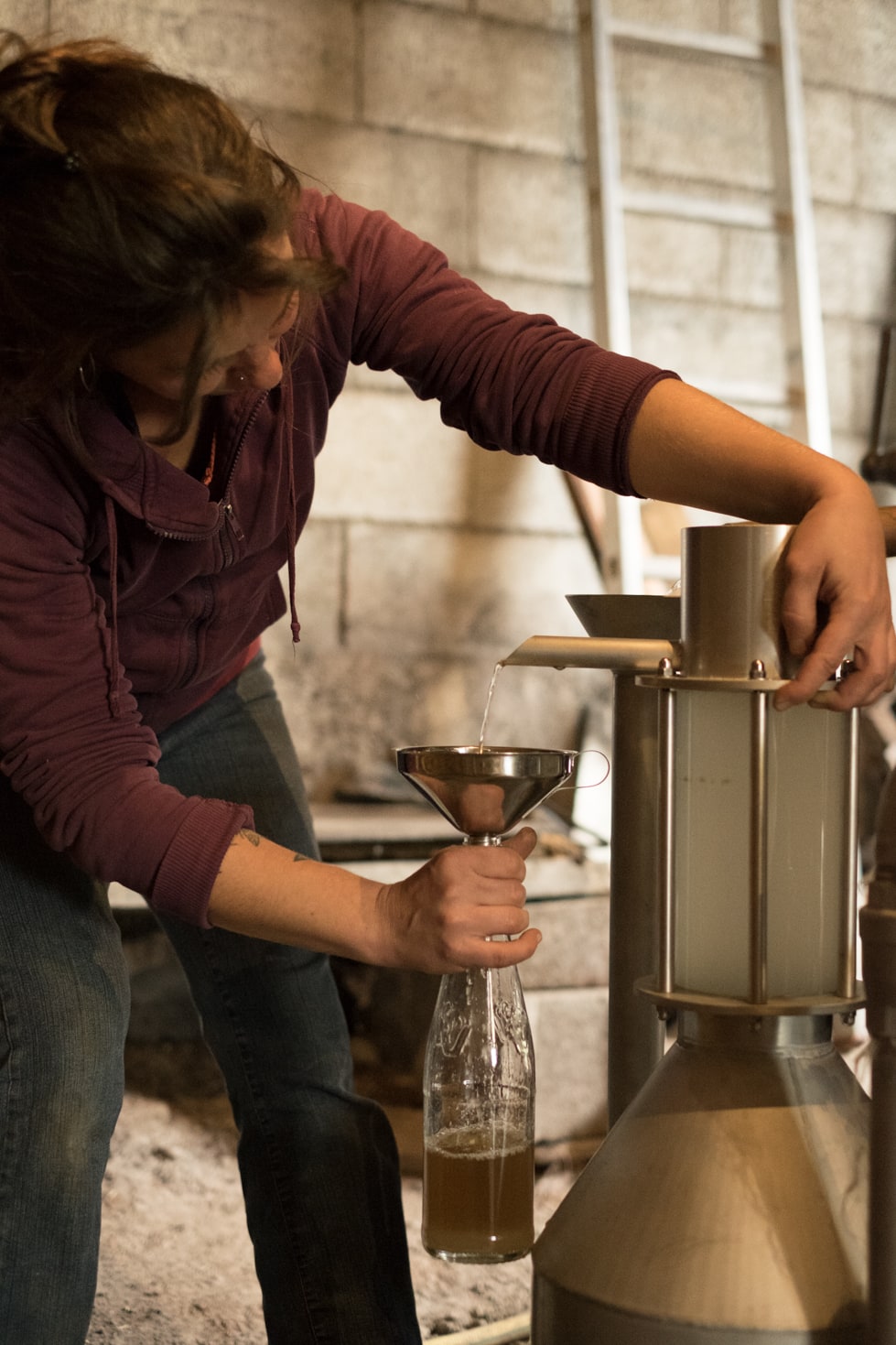Élodie lors de la distillation artisanale de ses plantes biologiques en Aveyron