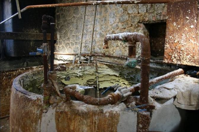 Cuisson traditionnelle du savon de Marseille au chaudron dans la savonnerie Le Sérail