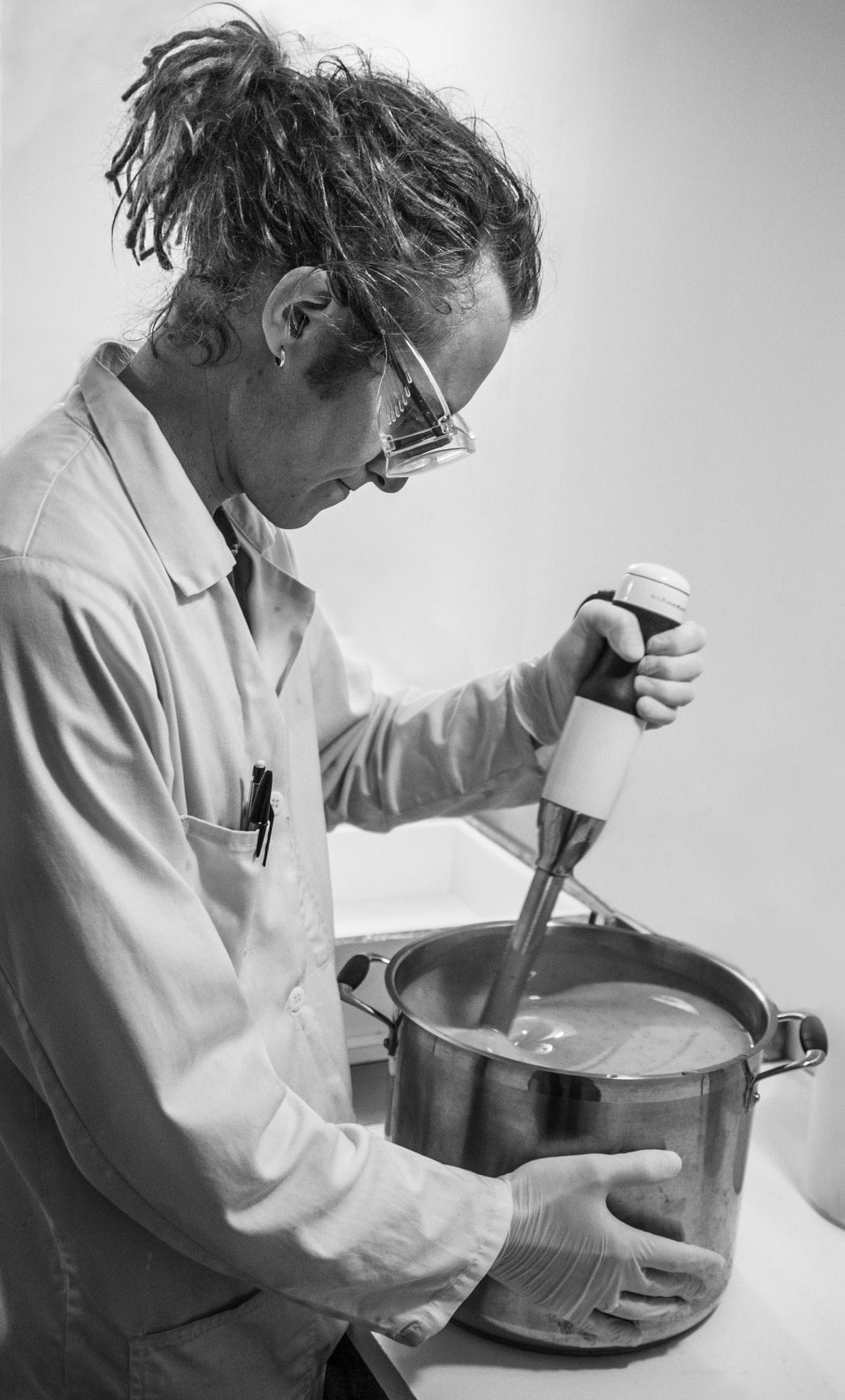 Samuel prépare la pâte à savon pour la saponification à froid - Savonnerie du Pilat