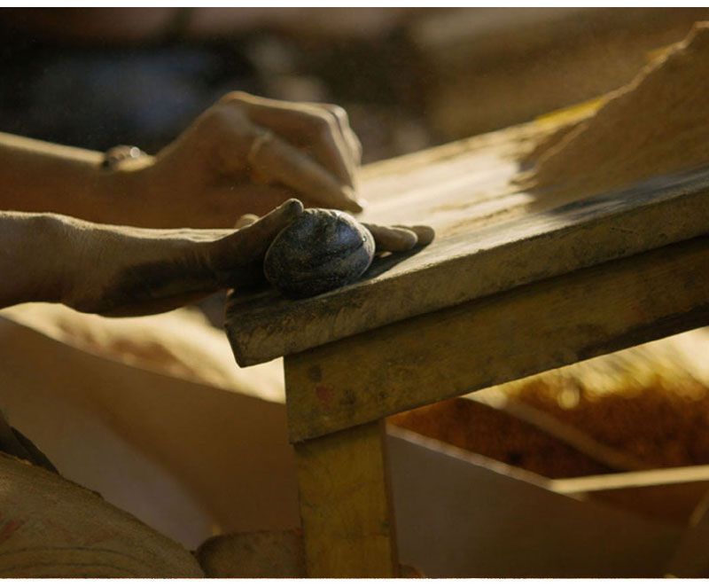Fabrication traditionnelle d'encens roulés à la main chez Satya