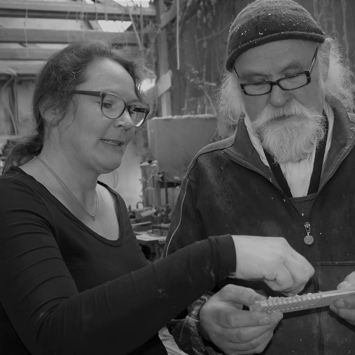 fabrication-artisanale-peigne-bois-familial.jpg