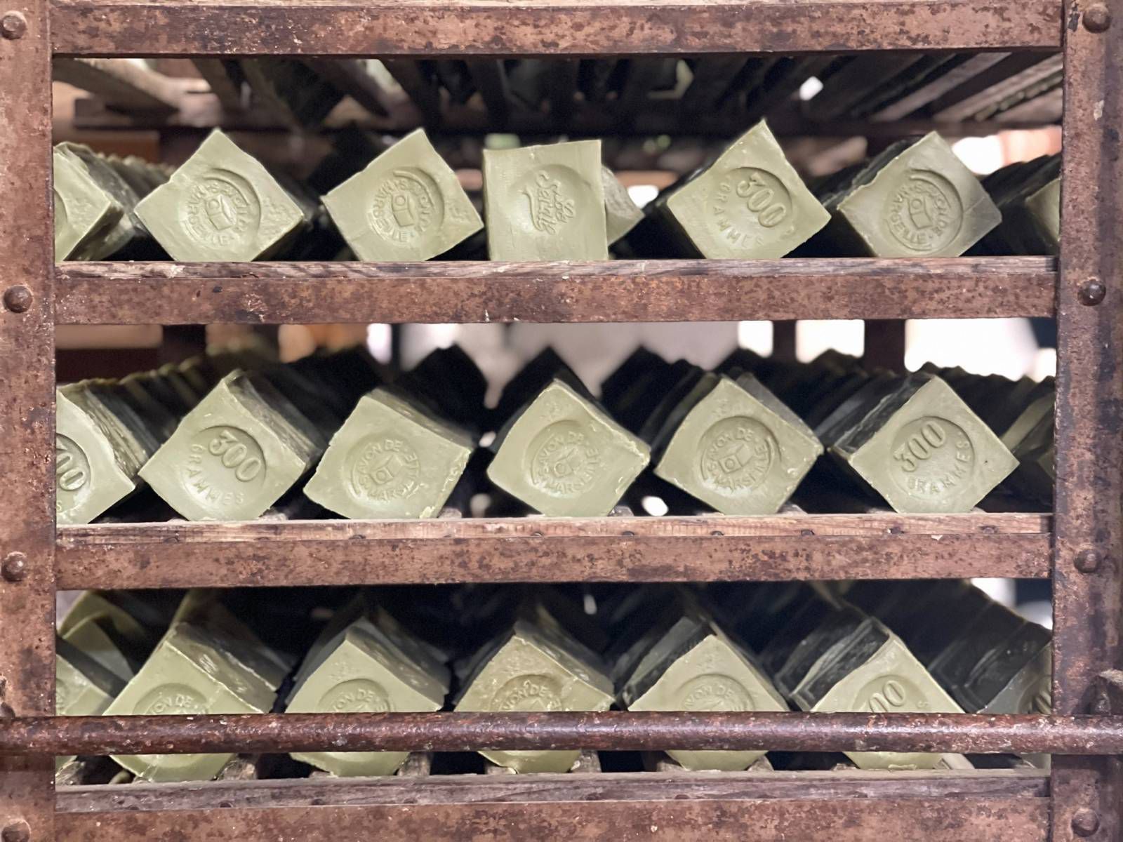 Séchage artisanal des cubes de savon de Marseille