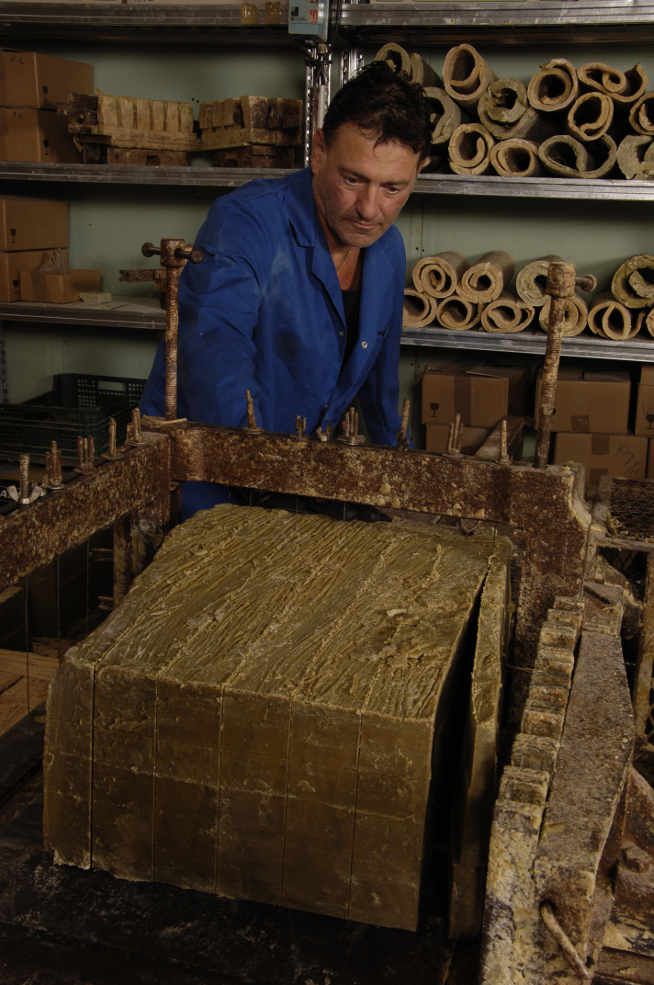 Découpe artisanale du savon de Marseille chez Le Sérail