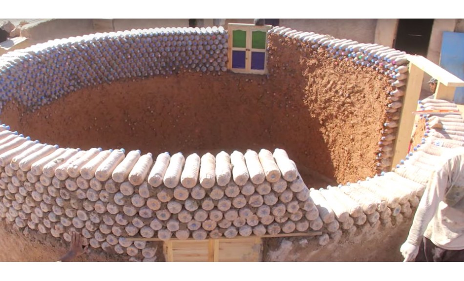 Ce réfugié construit des maisons solides et écologiques avec des bouteilles recyclées (vidéo)